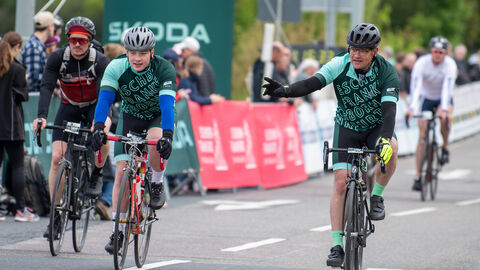 Ministerpräsident Rhein auf seinem Rennrad beim Radrennen Eschborn-Frankfurt
