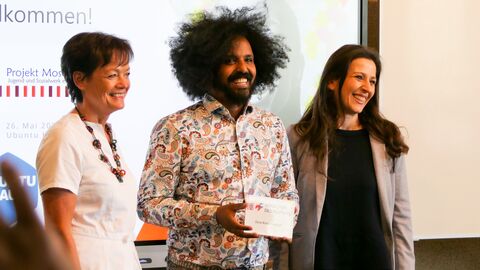 Europaministerin zeichnet Zerai Kiros Abraham  als „Menschen des Respekts“ aus Gruppenfoto mit Europaministerin Lucia Puttrich