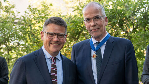 Hessens Ministerpräsident Boris Rhein hat Oberkirchenrat Jörn Dulige bei seiner Verabschiedung den Hessischen Verdienstorden überreicht. Hessens Ministerpräsident Boris Rhein hat Oberkirchenrat Jörn Dulige bei seiner Verabschiedung den Hessischen Verdienstorden überreicht.
