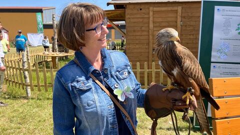 Eröffnung der Sonderschau Eine Frau hält einen Adler auf der Hand