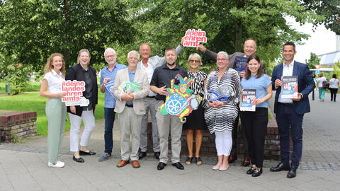 Der Chef der Staatskanzlei, Staatsminister Axel Wintermeyer, und Landrat Oliver Quilling gemeinsam mit einer Gruppe Vertreterinnen und Vertreter der Vereine und der LandesEhrenamtsagentur Hessen auf einem Platz.