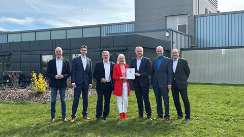 Digitalministerin Prof. Dr. Kristina Sinemus bei der Übergabe des Förderbescheids zum Gigabitausbau im Landkreis Fulda an Landrat Bernd Woide.  Digitalministerin Prof. Dr. Kristina Sinemus bei der Übergabe des Förderbescheids zum Gigabitausbau im Landkreis Fulda an Landrat Bernd Woide.