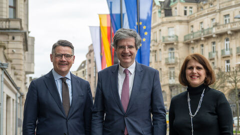 v.l.n.r.: Ministerpräsident Boris Rhein, S.E. François Marie Delattre, Dr. Ilde Gorguet.