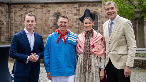 Staatskanzleichef Benedikt Kuhn, Hessentagspaar Kevin Wathling und Franziska Wathling und Bürgermeister Hartmut Spogat stehen nebeneinander zum Gruppenfoto aufgestellt.