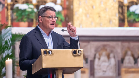 Ministerpräsident Rhein hält eine Predigt.