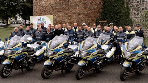 Kradstaffel Innenminister Roman Poseck mit Kradstaffel auf dem Hessentag. Im Vordergrund stehen Motorräder der hessischen Polizei.