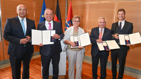 Verleihung Bundesverdienstorden für Ulrich Neeb, Monika Pfeiffer-Hartmann, Werner Jung, Tobias Dillmann Innenminister Roman Poseck, Ulrich Neeb, Monika Pfeiffer-Hartmann, Werner Jung, Tobias Dillmann in der Staatskanzlei