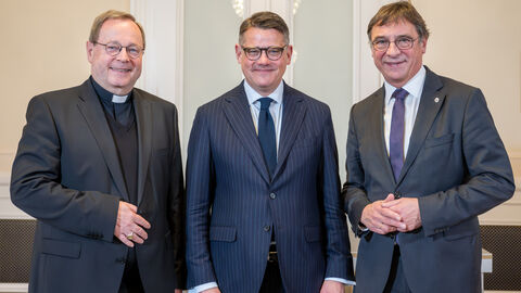 Ministerpräsident Boris Rhein mit dem Vorsitzenden der Deutschen Bischofskonferenz und Bischof von Limburg, Dr. Georg Bätzing, und dem Kirchenpräsidenten der Evangelischen Kirche in Hessen und Nassau, Dr. Dr. h.c. Volker Jung 