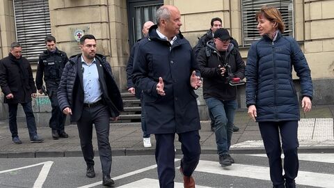 Mehrere Personen gehen über einen Zebrastreifen.