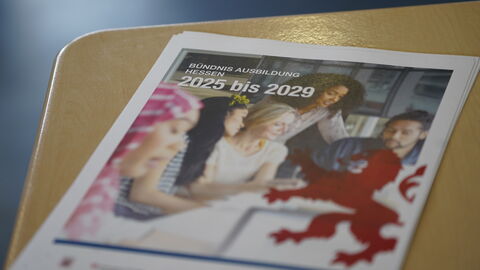 Ein Papier auf dem Bündnis Ausbildung Hessen 2025 steht