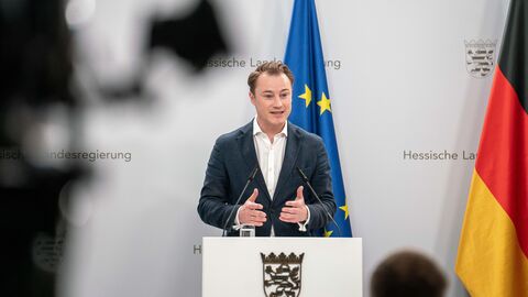 Staatskanzleichef Benedikt Kuhn an einem Rednerpult