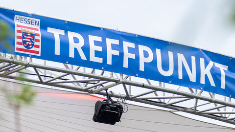 Banner mit Hessenwappen und der Aufschrift "Treffpunkt"