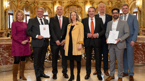 Zu sehen sind von links nach rechts: Referatsleiterin Dr. Kerstin Kümpel (Hessisches Finanzministerium), Wiesbadens Oberbürgermeister Gert-Uwe Mende, Innenminister Professor Dr. Roman Poseck, Intendantin Dorothea Hartmann, Finanzminister Professor Dr. R. Alexander Lorz, Fuldas Landrat Bernd Woide, Wirtschaftsminister und stellvertretender Ministerpräsident Kaweh Mansoori und Hofbiebers Bürgermeister Markus Röder.